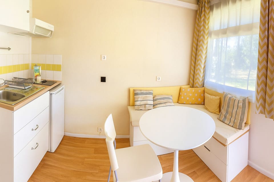 Basic Studio, Garden View | Individually decorated, individually furnished, blackout drapes