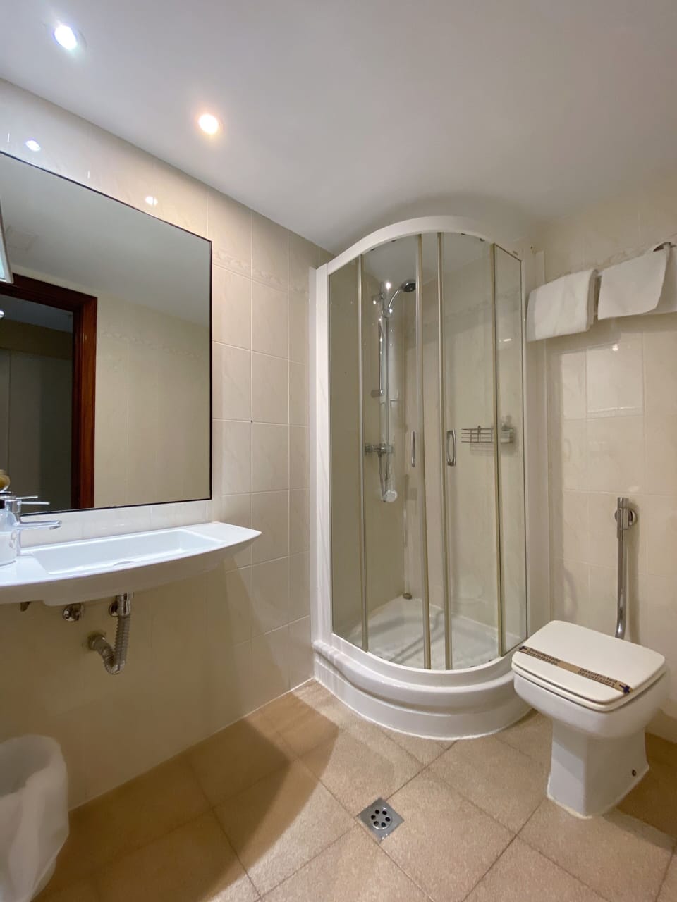 Standard Single Room | Bathroom | Bathtub, free toiletries, hair dryer, towels