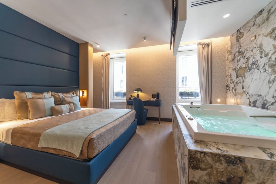 Exclusive Suite | Hypo-allergenic bedding, down comforters, in-room safe, desk