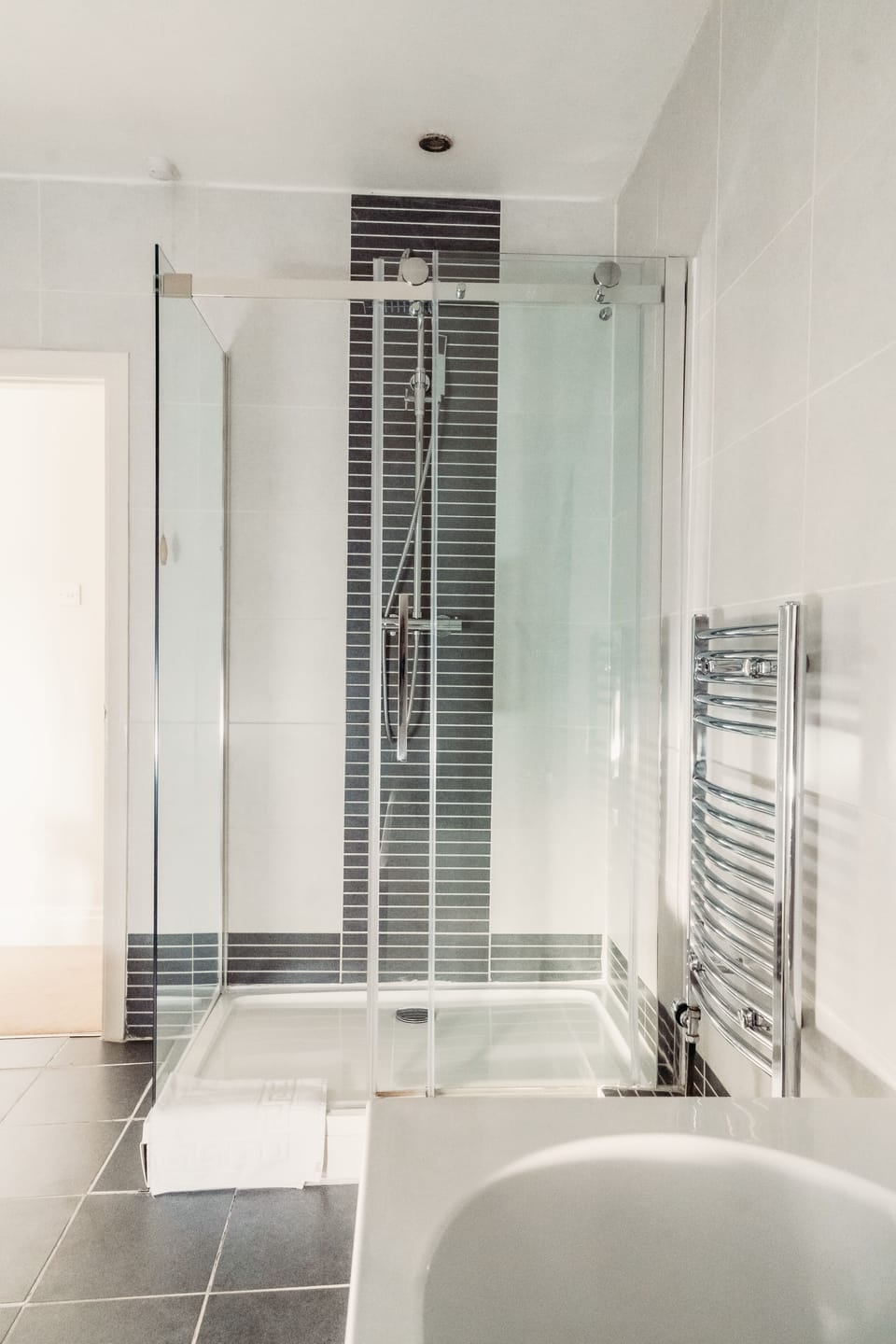 Premium Suite | Bathroom | Free toiletries, hair dryer, towels