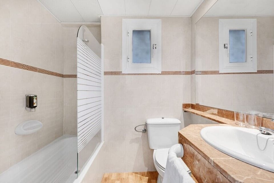 Bathtub, free toiletries, hair dryer, towels