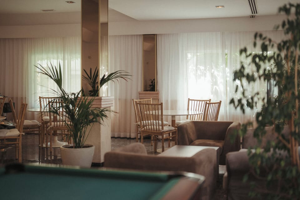 Lobby lounge