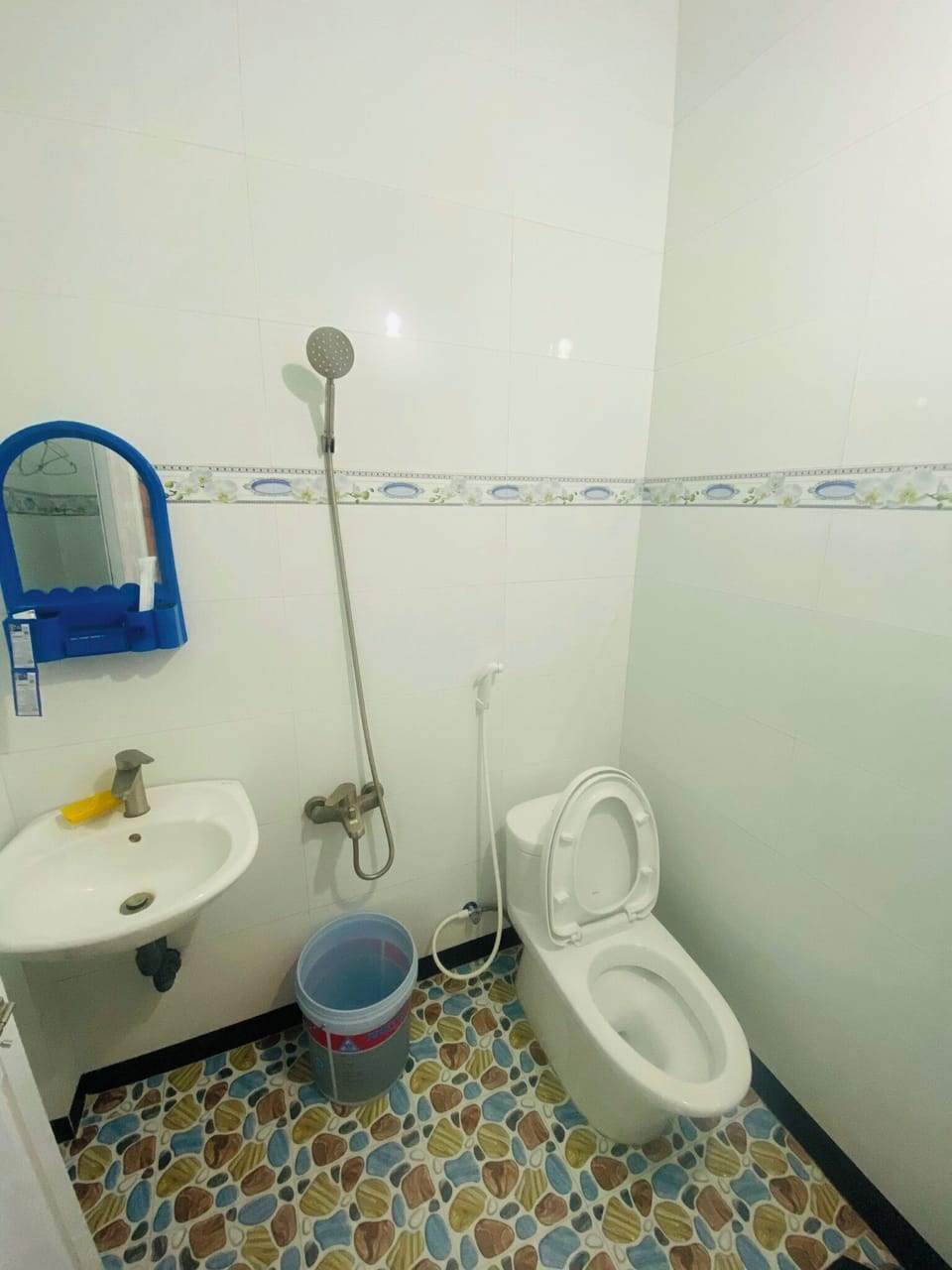 Standard Double Room | Bathroom | Shower, hair dryer, slippers, bidet
