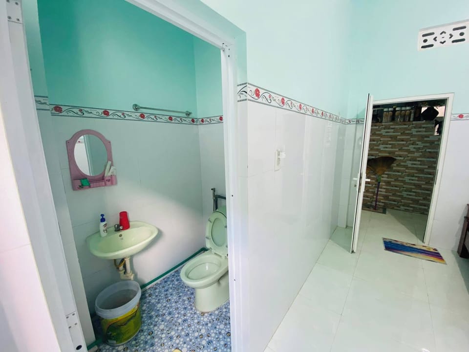 Standard Double Room | Bathroom | Shower, hair dryer, slippers, bidet