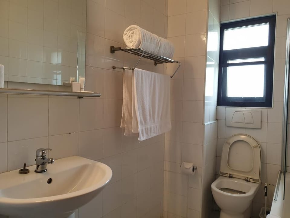 Shower, free toiletries, towels