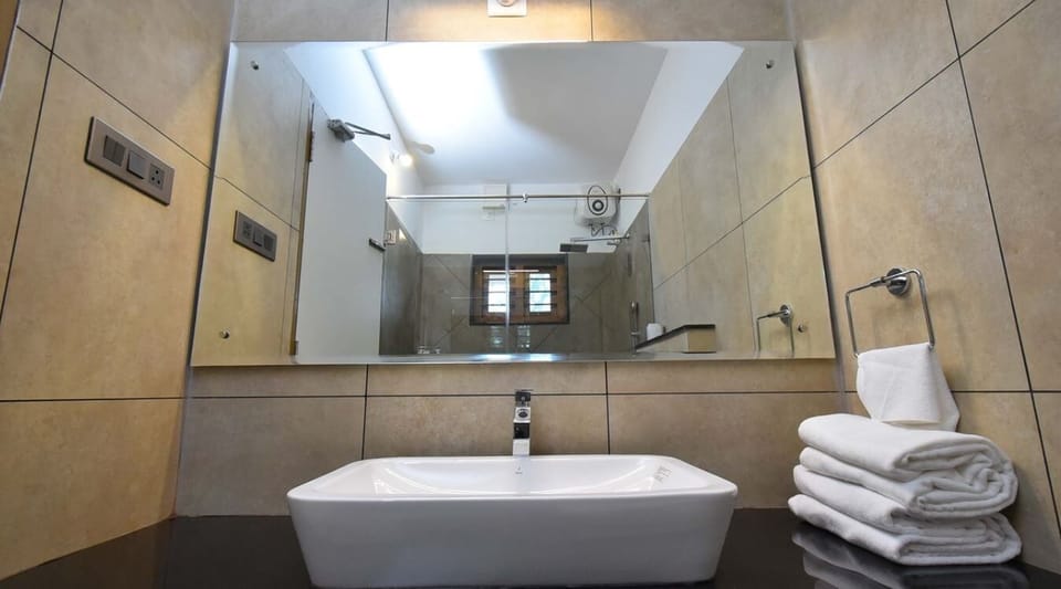 Family Room | Bathroom | Shower, hydromassage showerhead, free toiletries