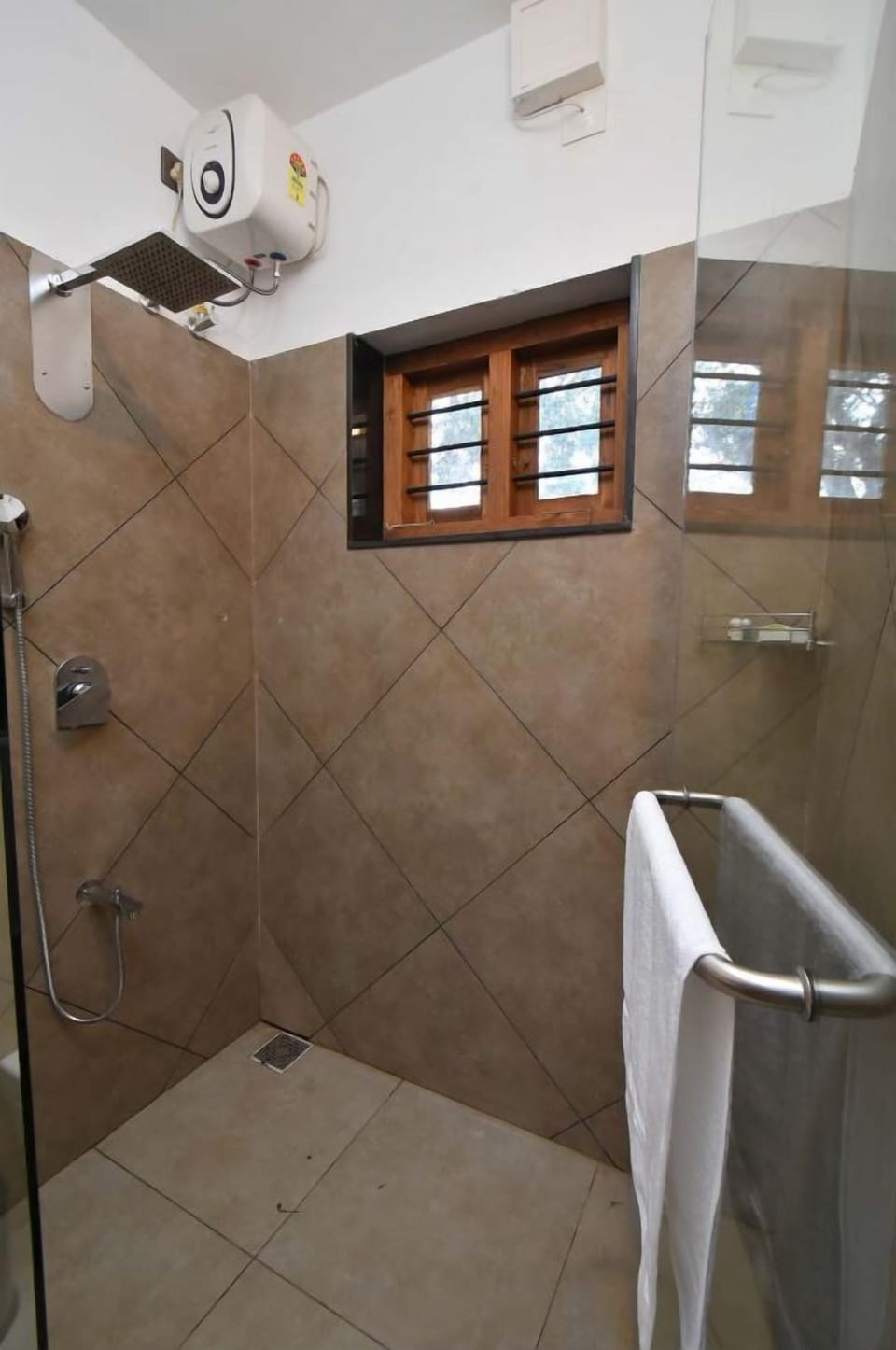 Family Room | Bathroom | Shower, hydromassage showerhead, free toiletries