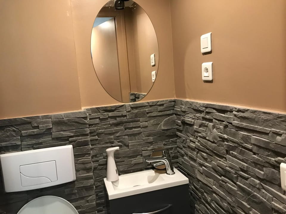 Superior Room, 1 Queen Bed, Balcony (Porte & Fenêtre) | Bathroom | Shower, rainfall showerhead, hair dryer, bathrobes