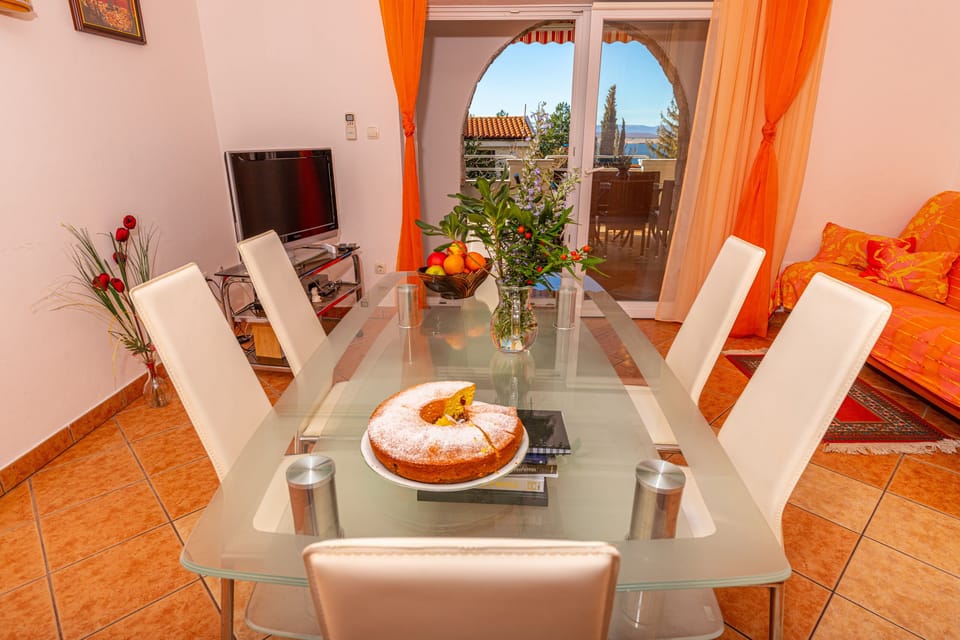 Apartment, 2 Bedrooms, Sea View | In-room dining