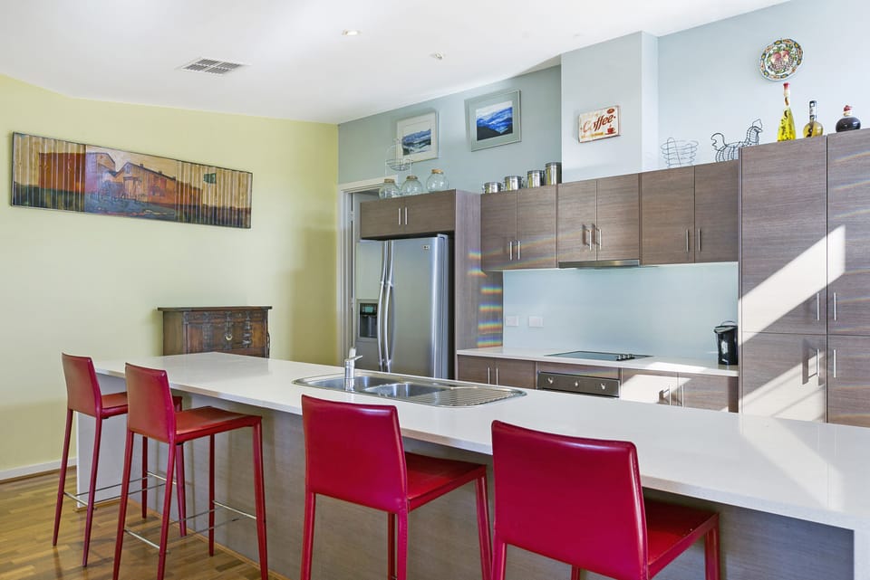 Villa 49 South Shores Resort - kitchen & breakfast bar