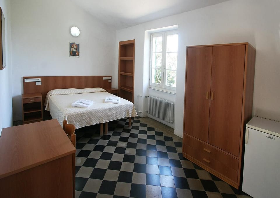 Classic Room, 2 Bedrooms, Ensuite | Desk, bed sheets