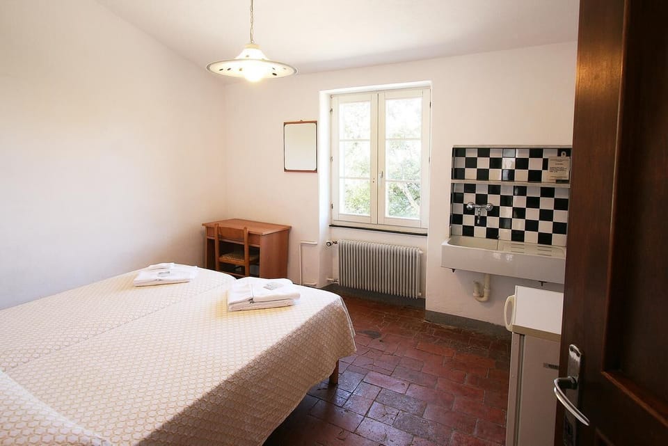 Economy Room, Shared Bathroom (external) | Desk, bed sheets