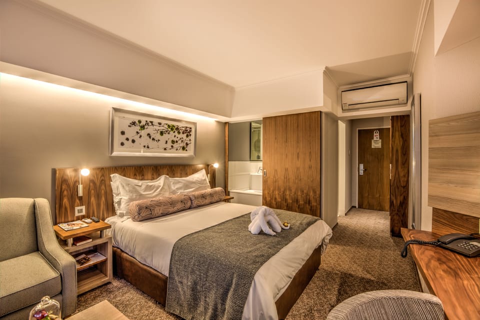 In-room safe, desk, WiFi (free), bed sheets