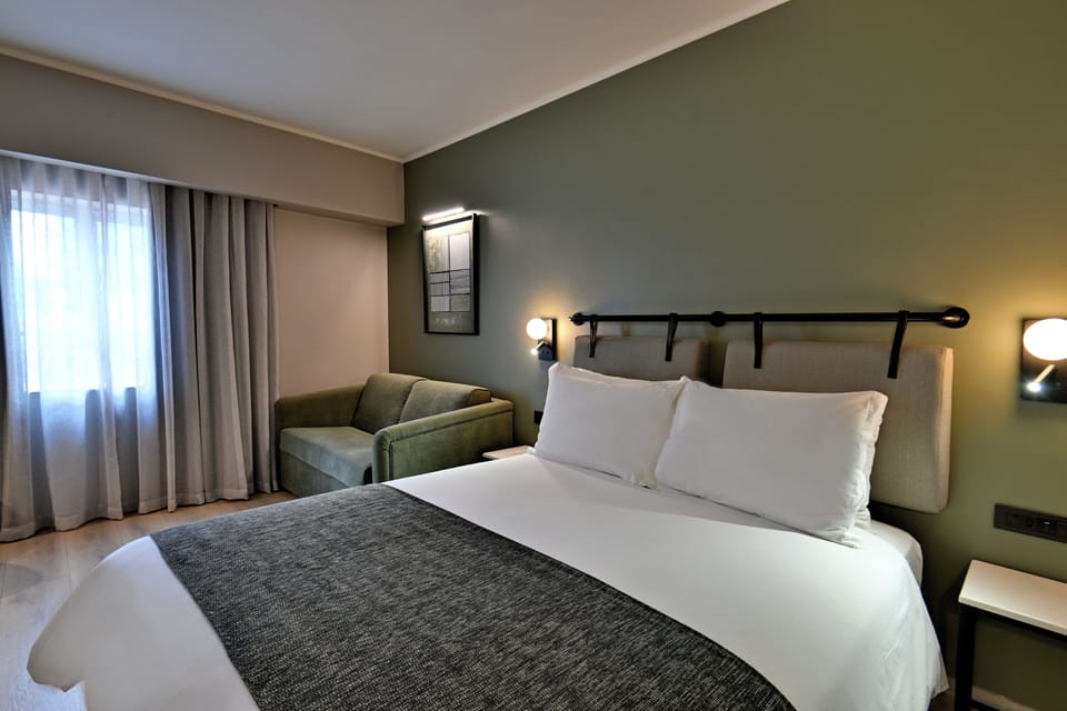 Premium bedding, in-room safe, desk, blackout drapes
