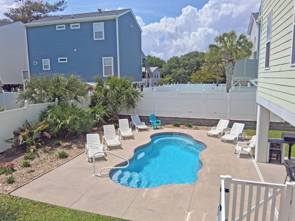 Great pool and Lounging area.