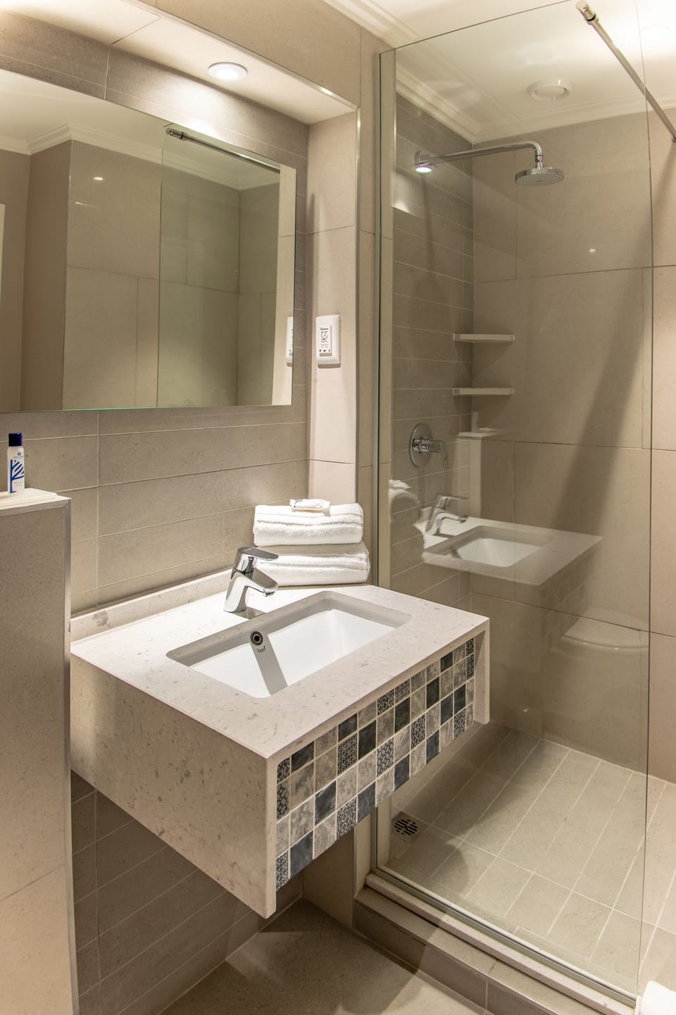 Shower, free toiletries, towels