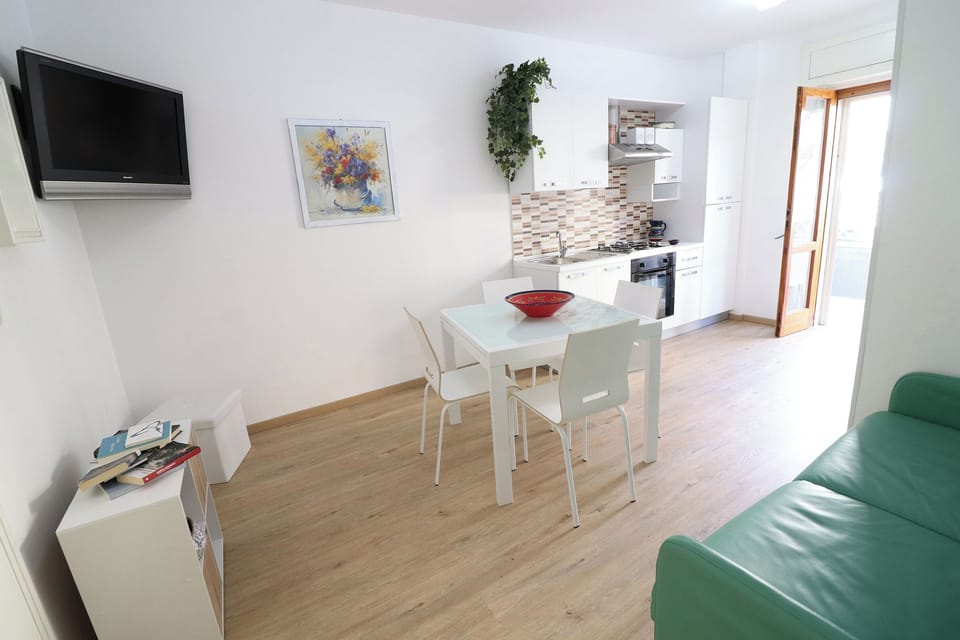 House, 1 Bedroom, Balcony, City View | Dining