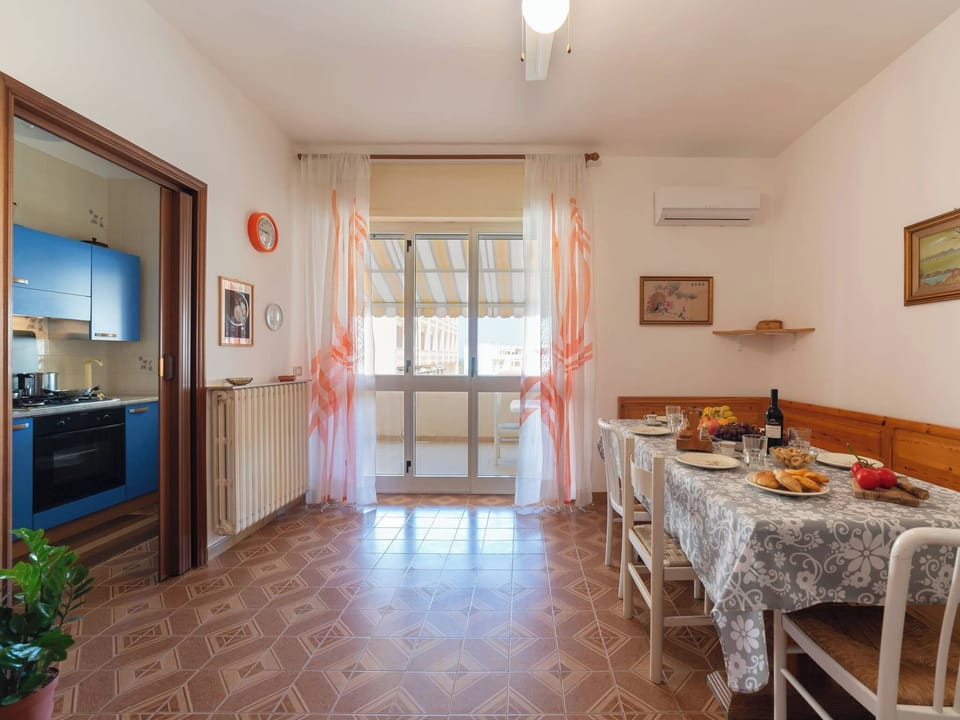 House, 2 Bedrooms, Balcony, City View | Dining room