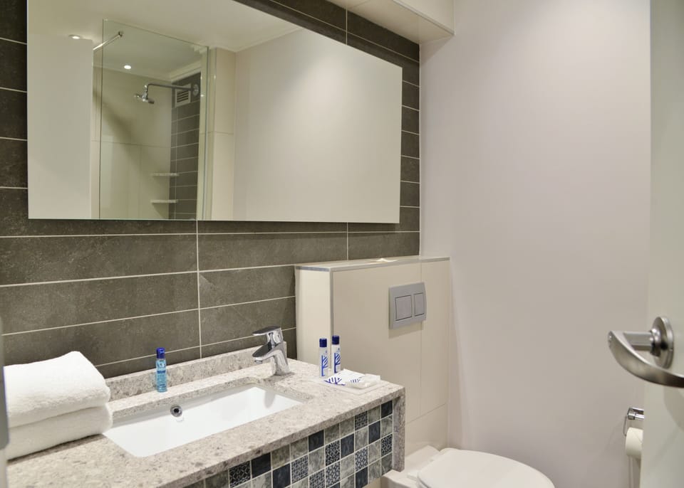 Shower, free toiletries, towels