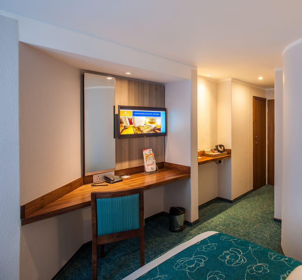 In-room safe, desk, soundproofing, WiFi (free)