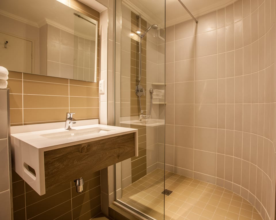 Shower, rainfall showerhead, free toiletries, towels
