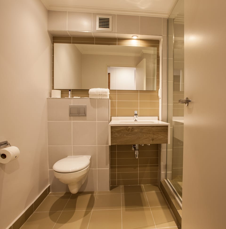 Shower, rainfall showerhead, free toiletries, towels