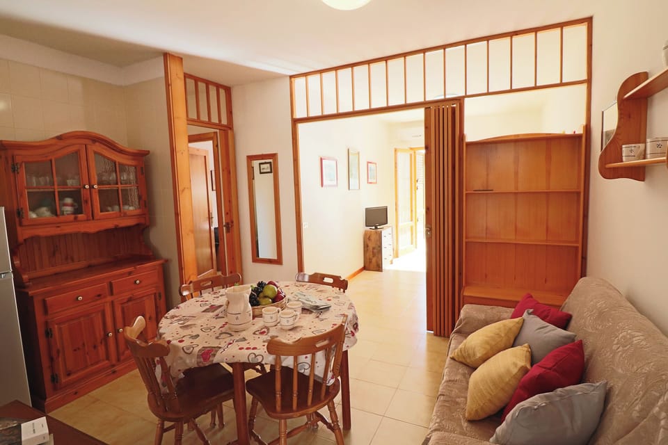 House, 2 Bedrooms, Garden View | Dining room
