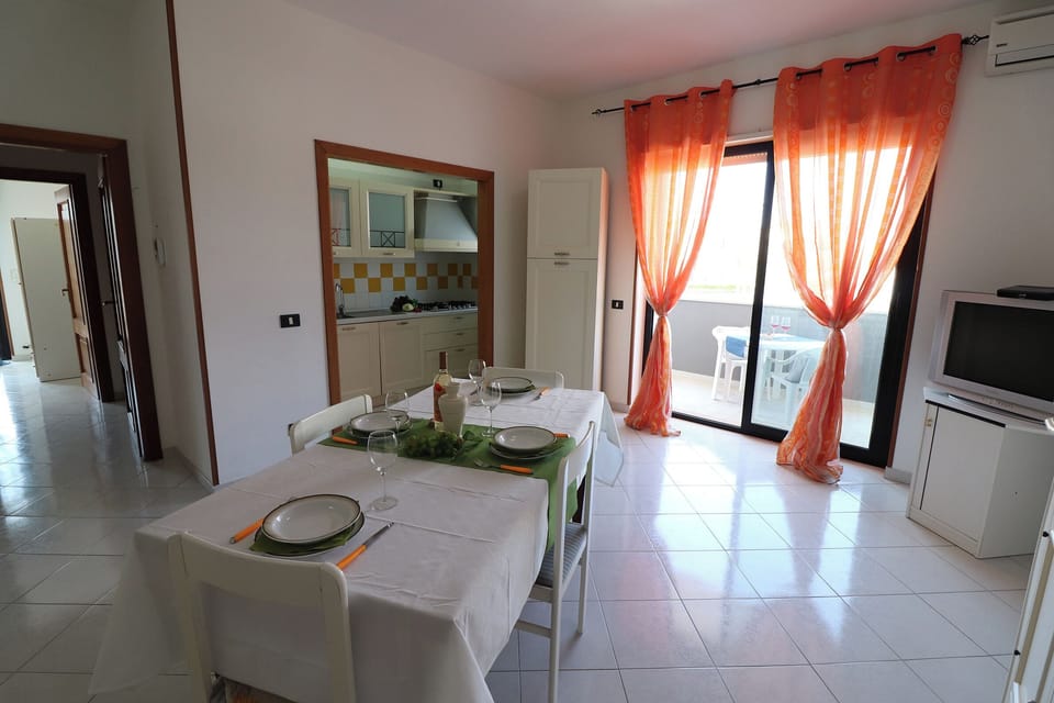 House, 2 Bedrooms, Balcony, City View | Dining