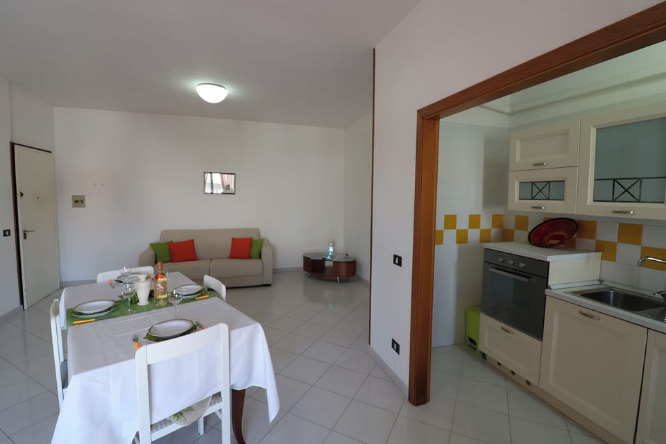 House, 2 Bedrooms, Balcony, City View | Living area