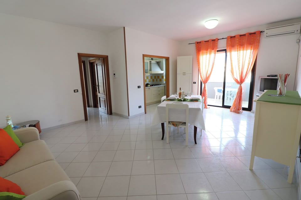 House, 2 Bedrooms, Balcony, City View | Living area