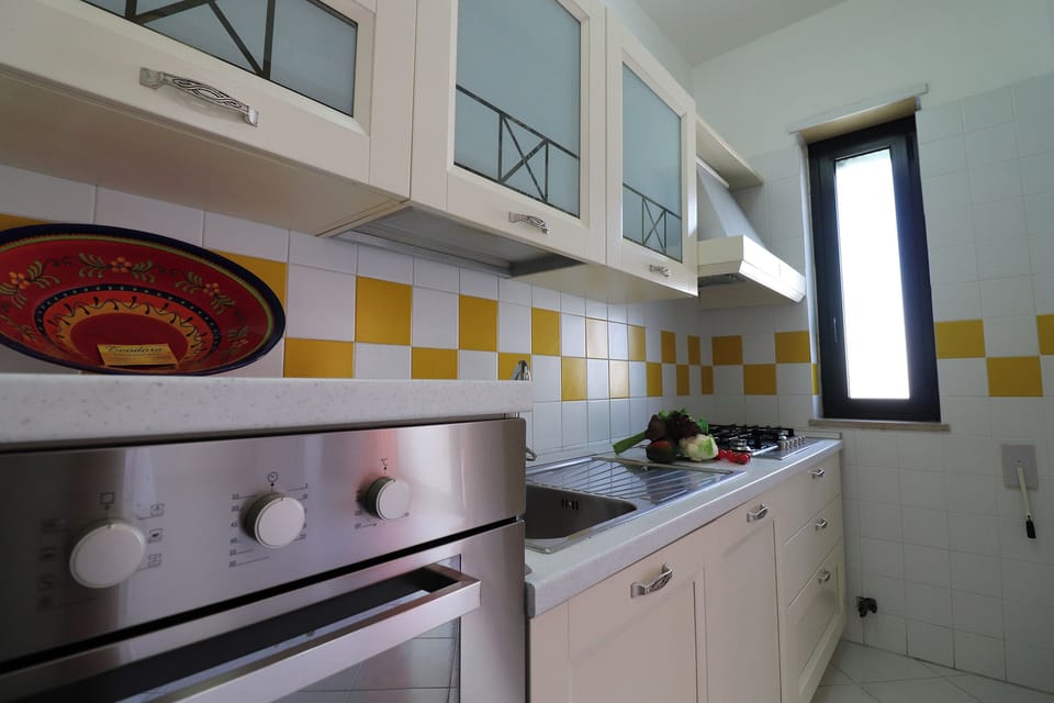 House, 2 Bedrooms, Balcony, City View | Private kitchen