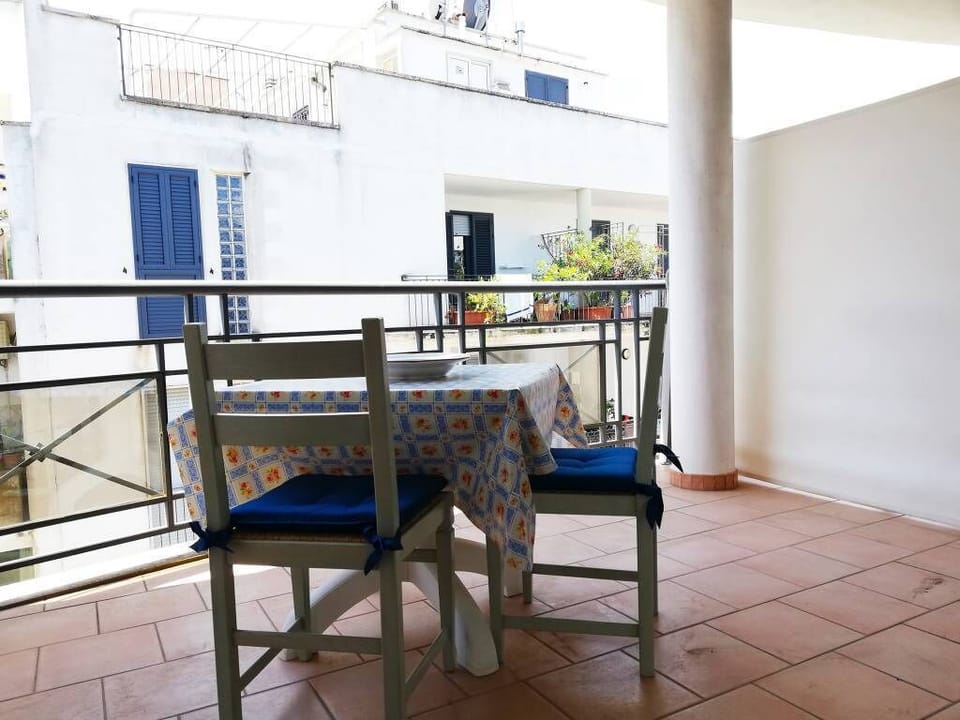 House, 2 Bedrooms, Balcony, City View | Outdoor dining