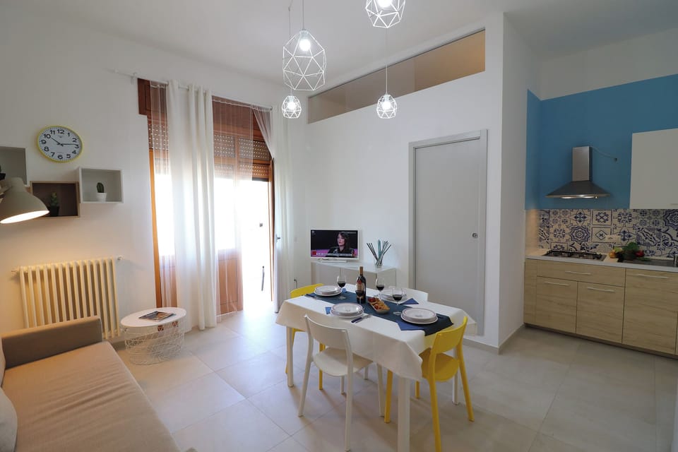 House, 1 Bedroom, Balcony, City View | Dining room