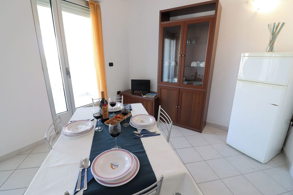 House, 1 Bedroom, Balcony, City View | Dining