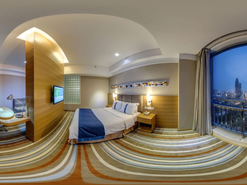 Suite, 1 King Bed | In-room safe, desk, soundproofing, free WiFi