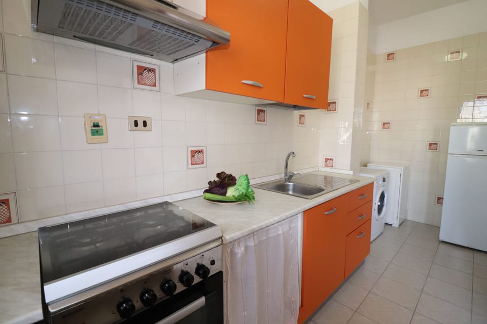 House, 2 Bedrooms, Balcony, City View | Private kitchen