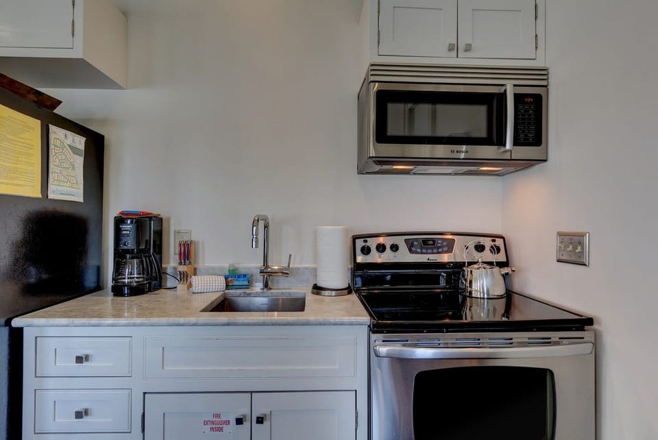 Kitchen has Oven/Stovetop