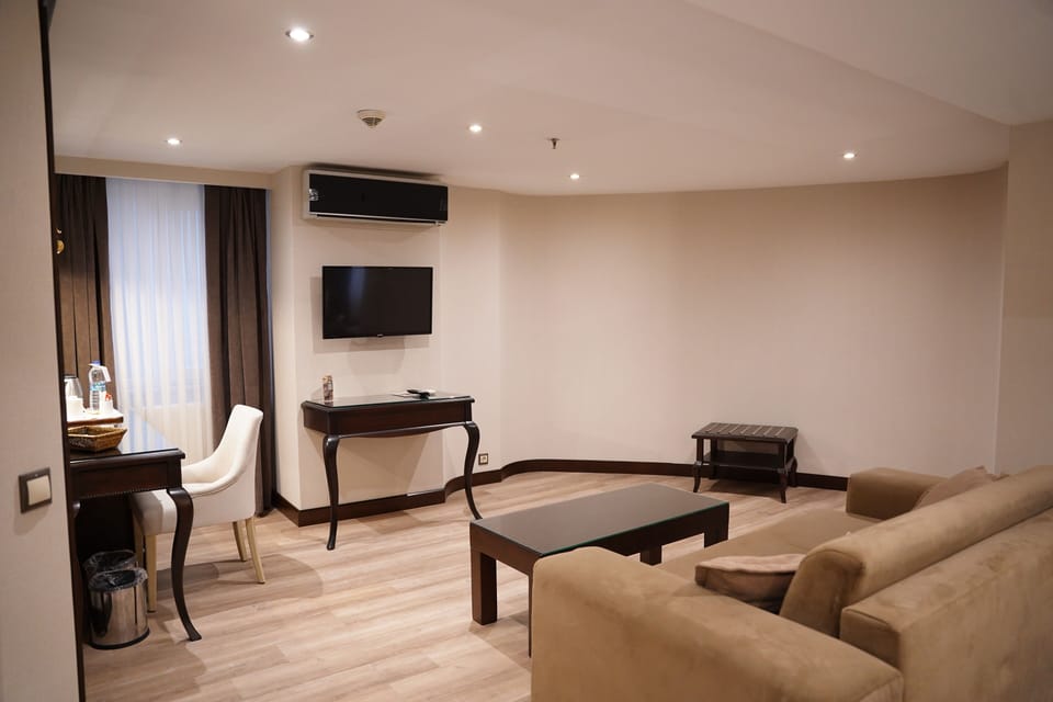 Superior Room, 1 King Bed, Jetted Tub, Corner | Premium bedding, minibar, in-room safe, desk