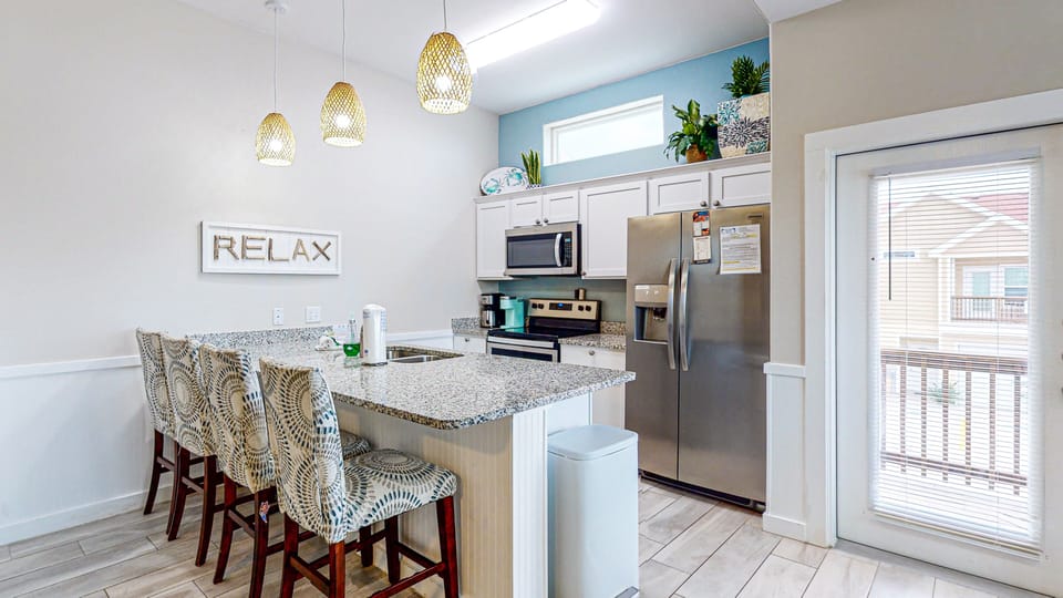 Breakfast Bar with Seating for 6