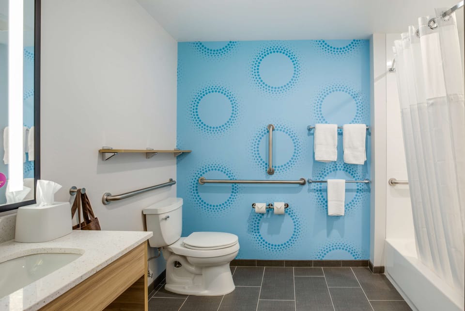 Room, 1 King Bed, Accessible, Bathtub | Bathroom | Hair dryer