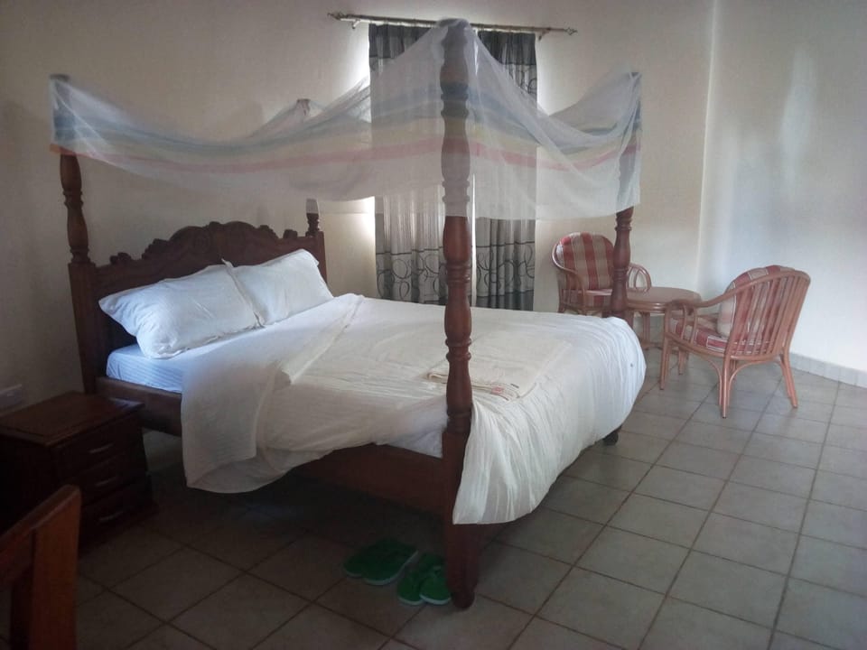 Double Room | Desk, iron/ironing board, free WiFi, bed sheets