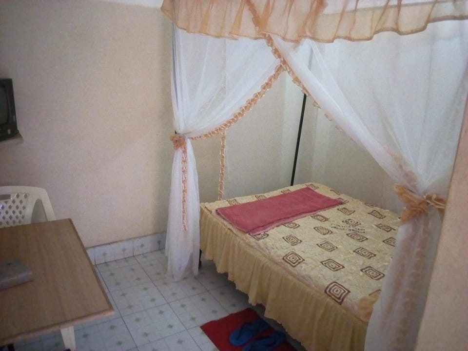 Single Room | Desk, bed sheets