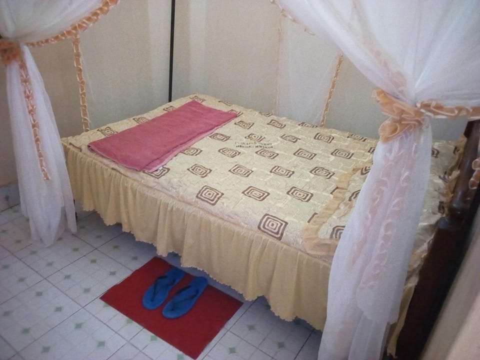Single Room | Desk, bed sheets