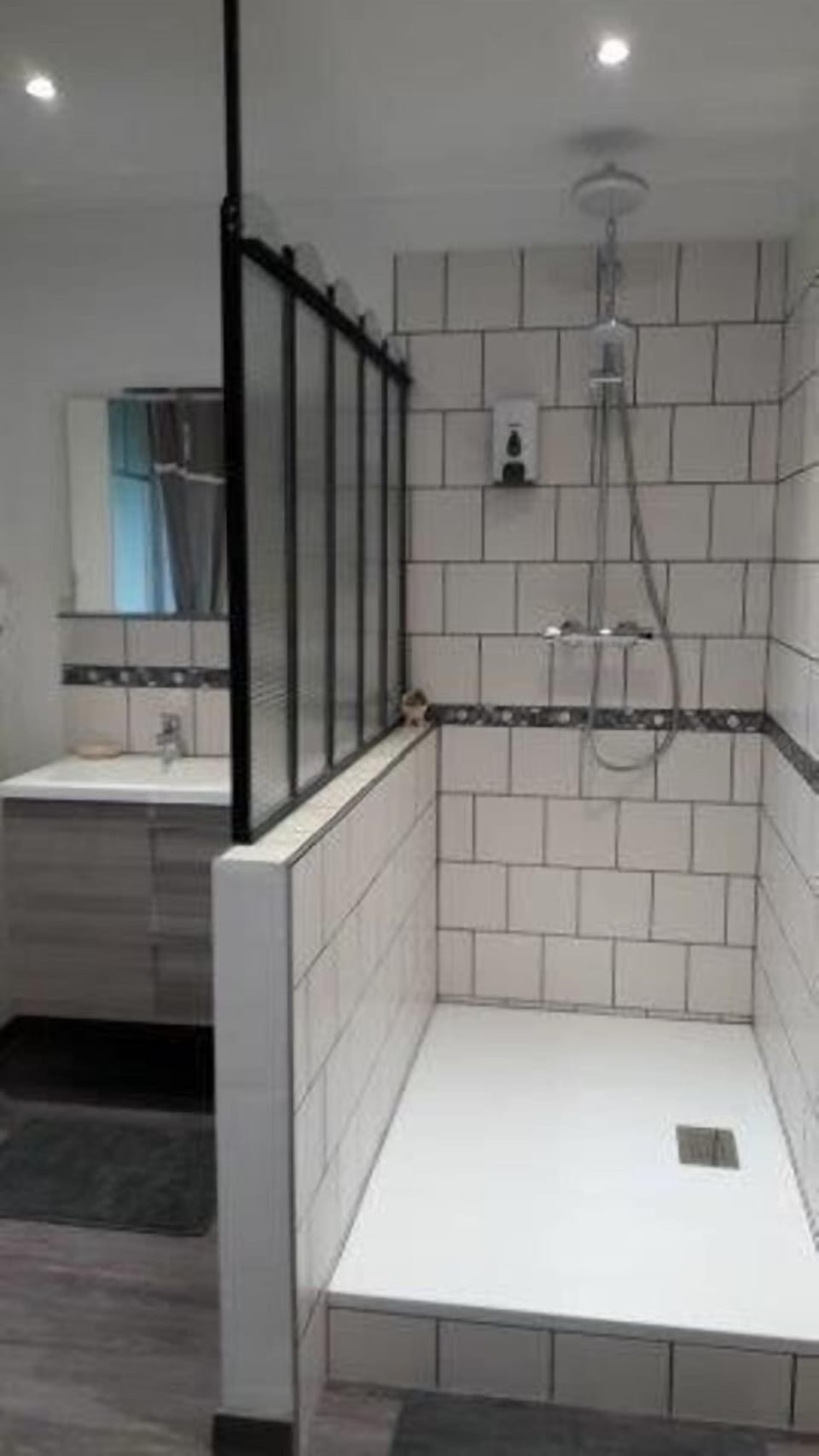 Superior Double Room | Bathroom | Shower, hair dryer, towels, soap