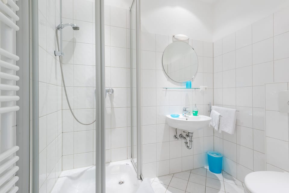 Single Room, 1 Bedroom, Ensuite | Bathroom | Shower, hair dryer, towels