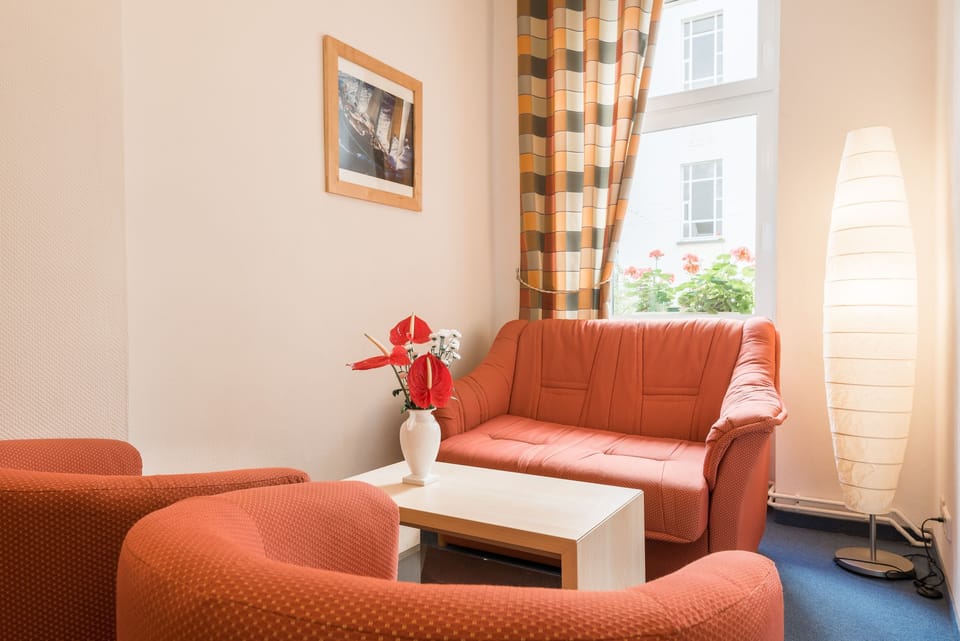 Deluxe Double Room, Ensuite | Living area | TV