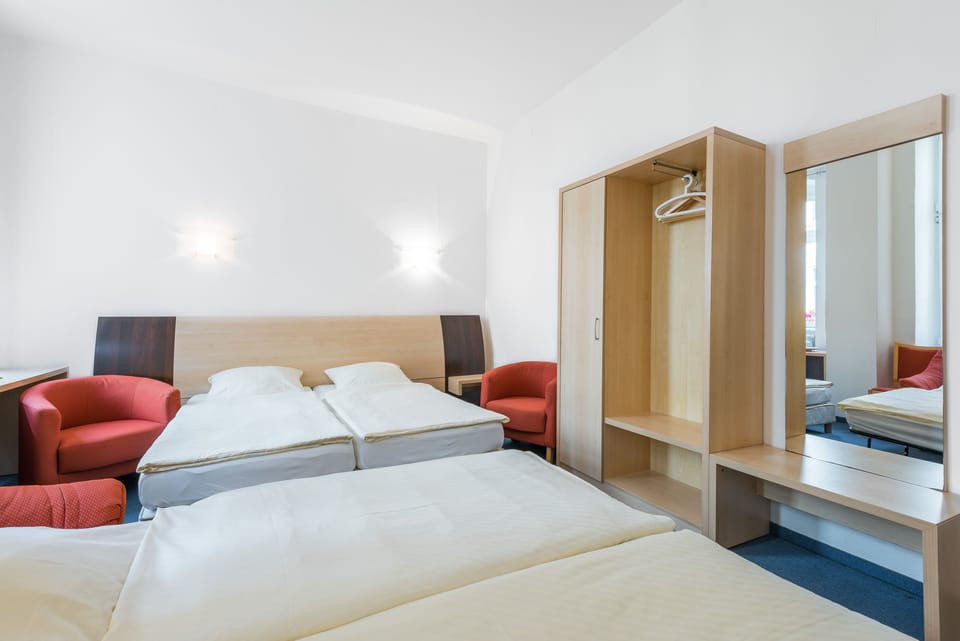Deluxe Quadruple Room, Ensuite | Premium bedding, pillowtop beds, desk, laptop workspace