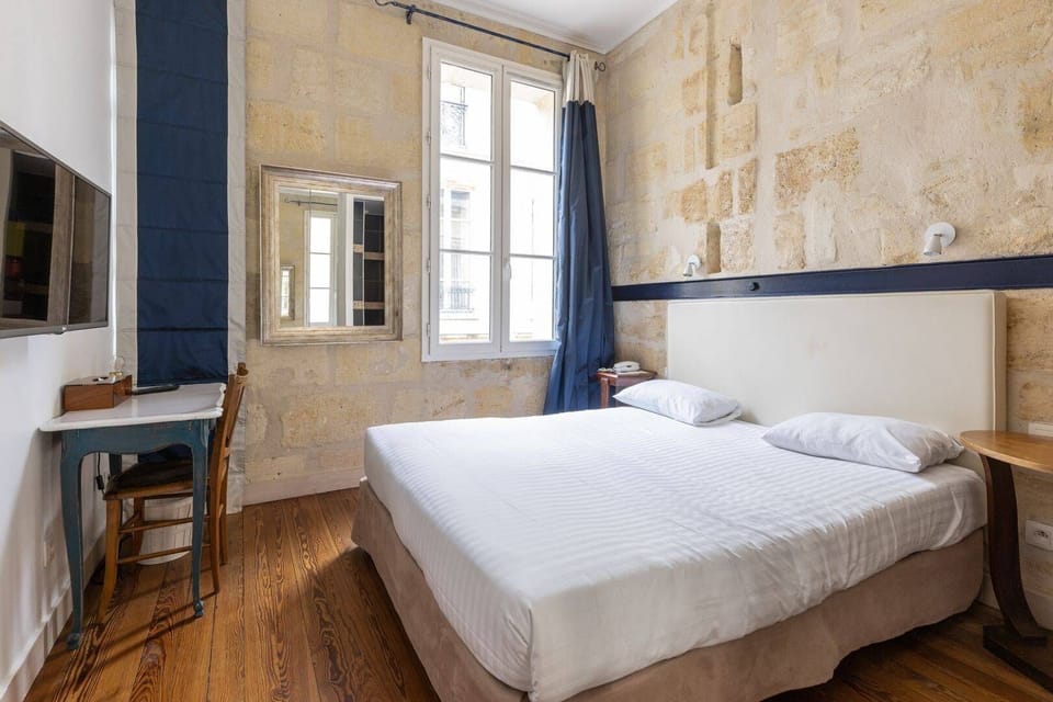 Classic Room | In-room safe, individually decorated, individually furnished, desk