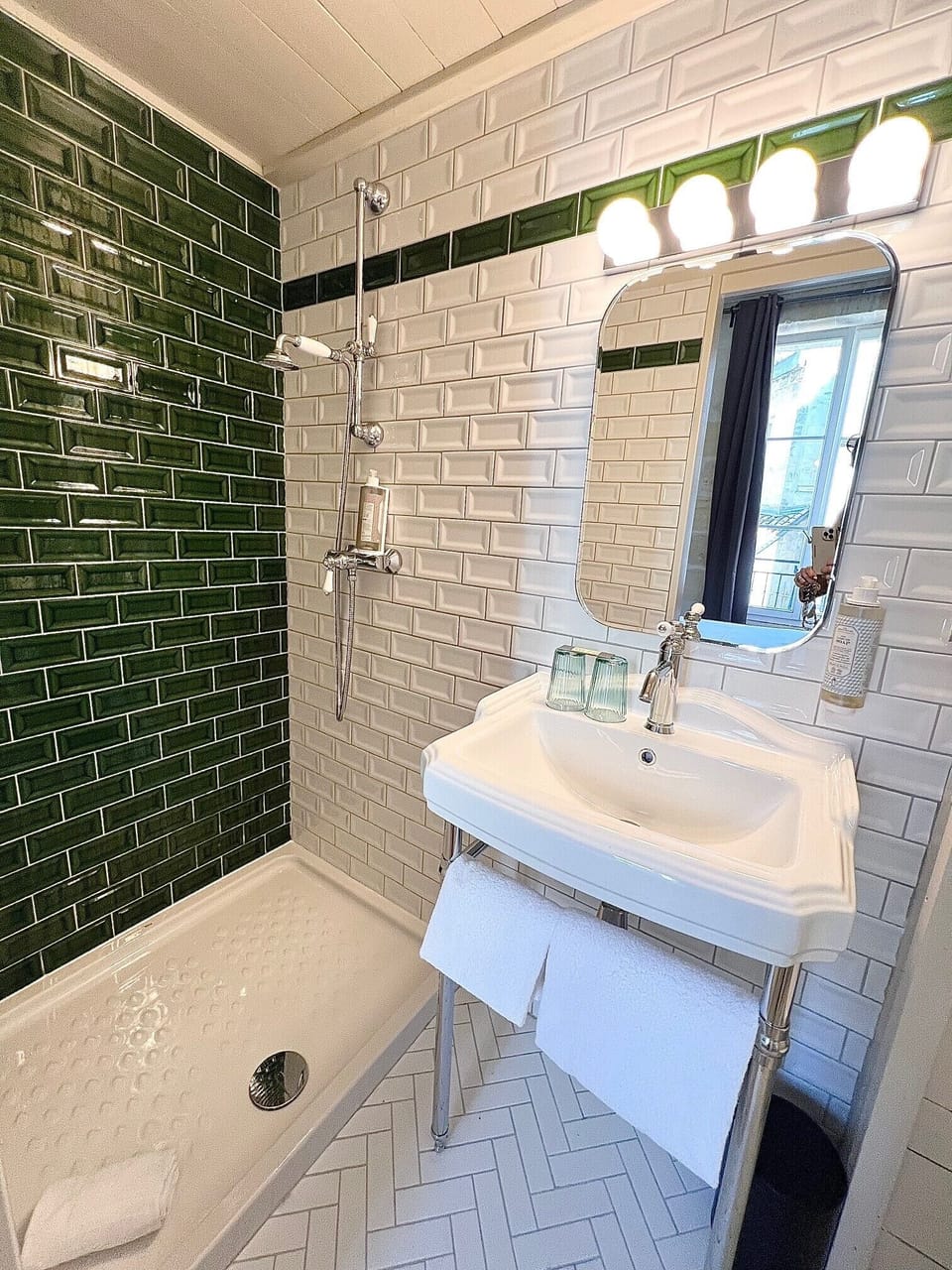 Standard Double Room | Bathroom | Shower, free toiletries, hair dryer, towels