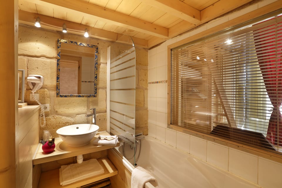 Superior Double Room | Bathroom | Shower, free toiletries, hair dryer, towels